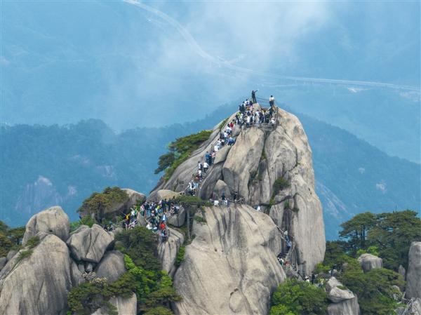 黄山天都峰结束轮休“浪漫”开放