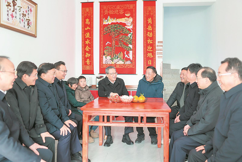 李强在安徽看望慰问基层干部群众